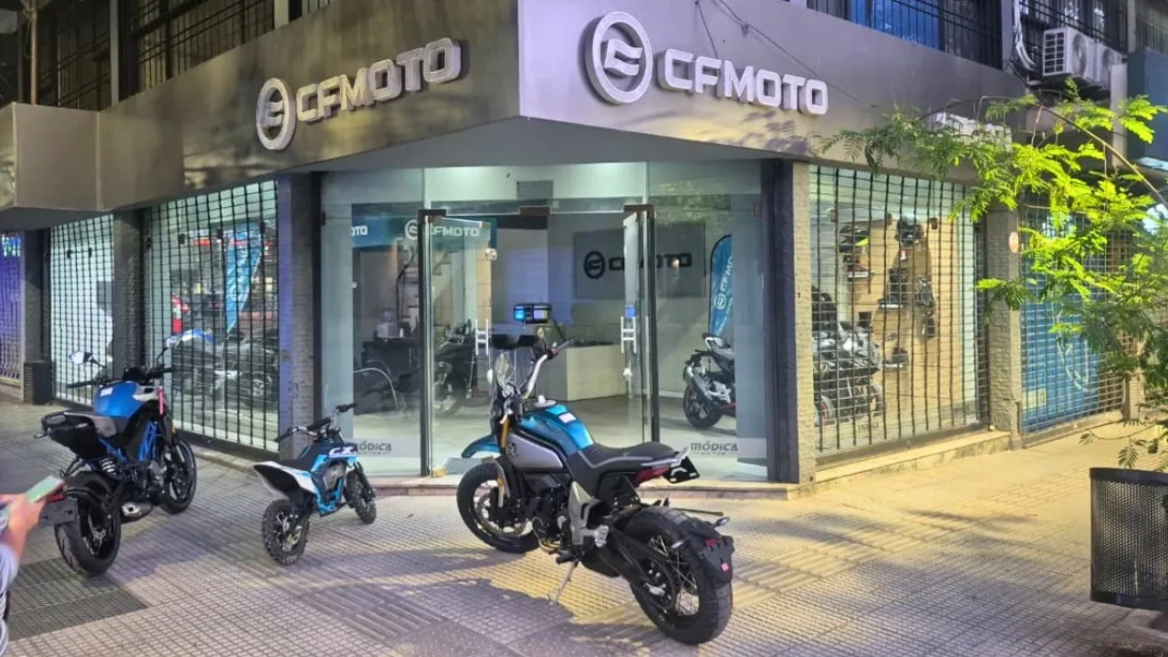 Los delincuentes usaron una barreta para levantar la persiana y abrir las puertas del local. Tres motos quedaron en la calle e investigan cuántas personas actuaron.