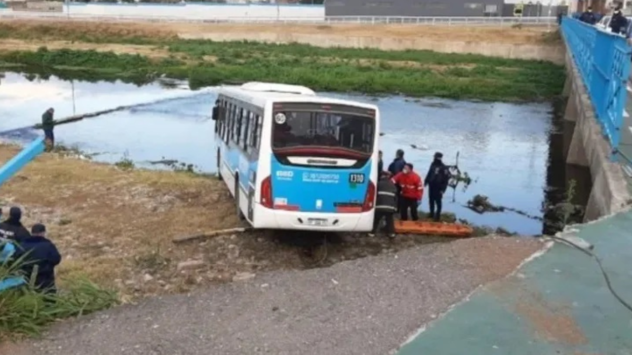 El conductor del auto que chocó al colectivo en Córdoba y lo hizo caer de un puente hacia el cauce de un río tenía casi el triple de alcohol en sangre permitido y quedó detenido.