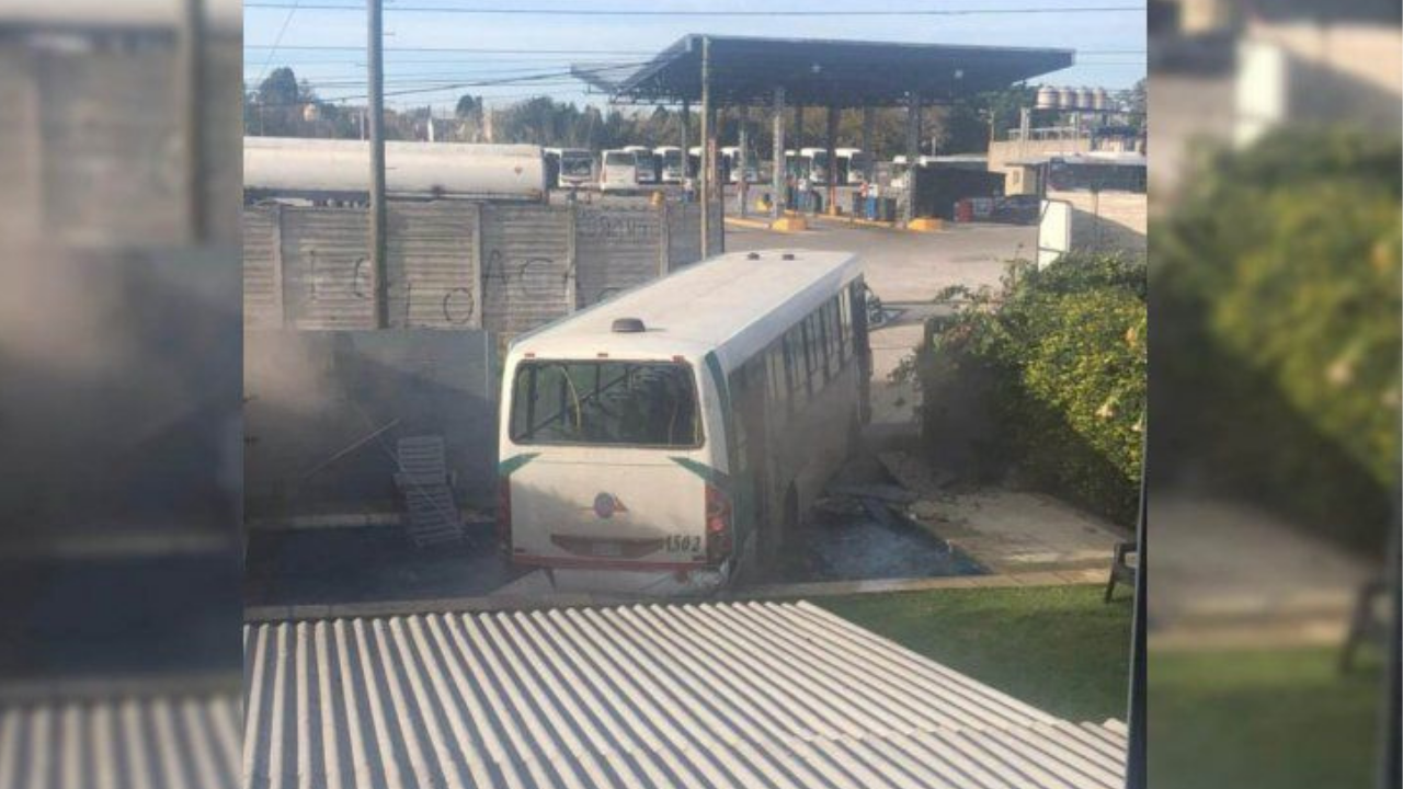 El vehículo quedó encendido y sin el freno de mano, por lo que atravesó un portón y tiró el muro de un barrio privado.