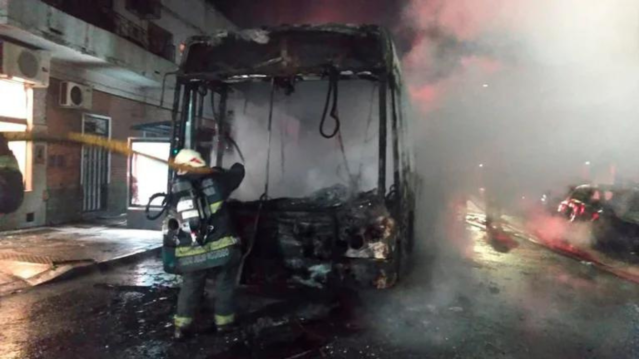 Ocurrió en el cruce de Nazca y Marcos Sastre. El interno de la línea 84 habría sufrido una falla eléctrica. Las pasajeras que sufrieron politraumatismos fueron trasladadas al hospital Pirovano...