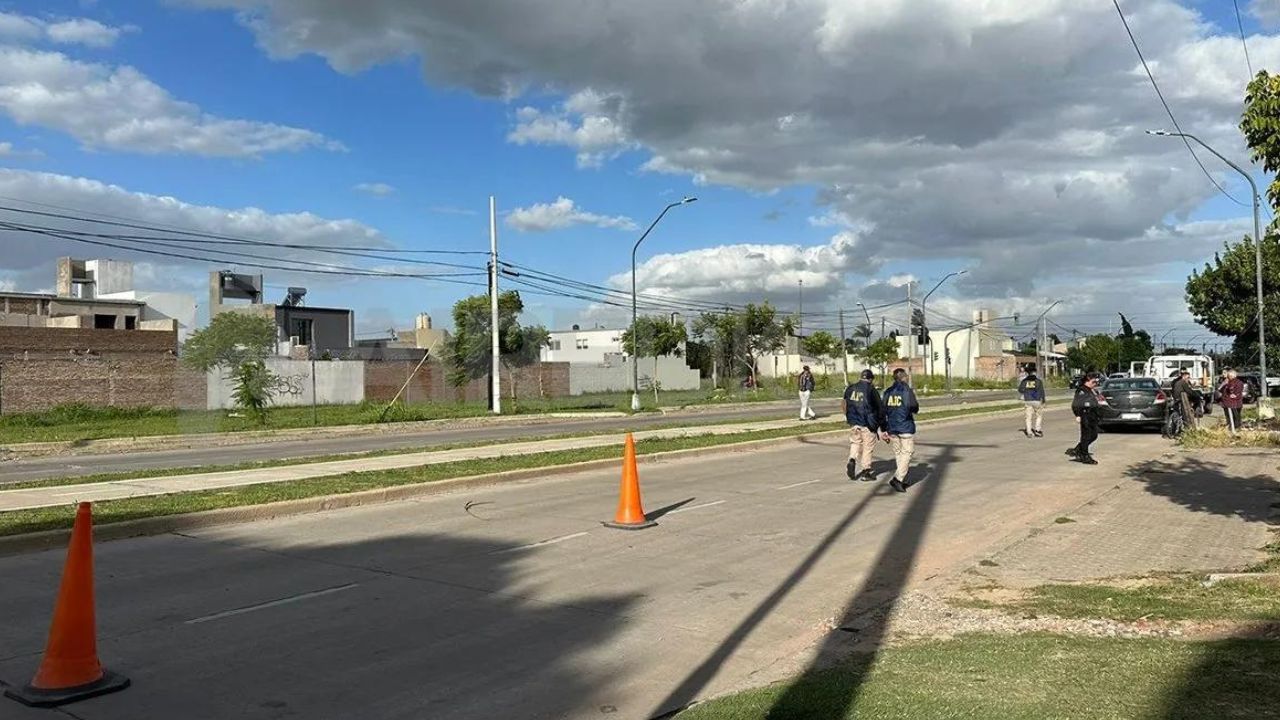 En horas de la tarde de este viernes, se produjo un insólito siniestro vial: el empleado de un lavadero de autos usó el vehículo de una clienta. A las pocas cuadras, protagonizó un choque que destrozó el coche.