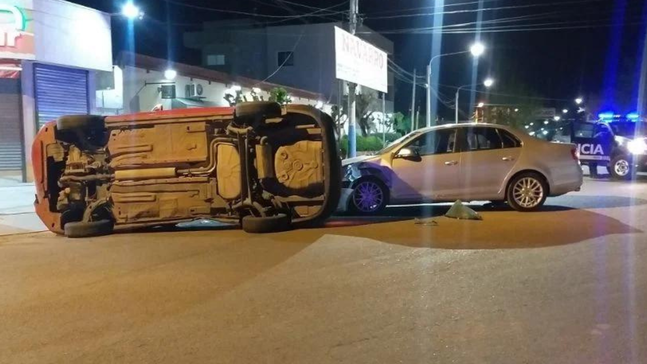 Una colisión se produjo en la madrugada de este domingo en Rodeo del Medio, Maipú, donde chocaron dos vehículos y uno terminó volcado. Ambos conductores manejaban alcoholizados y terminaron heridos.