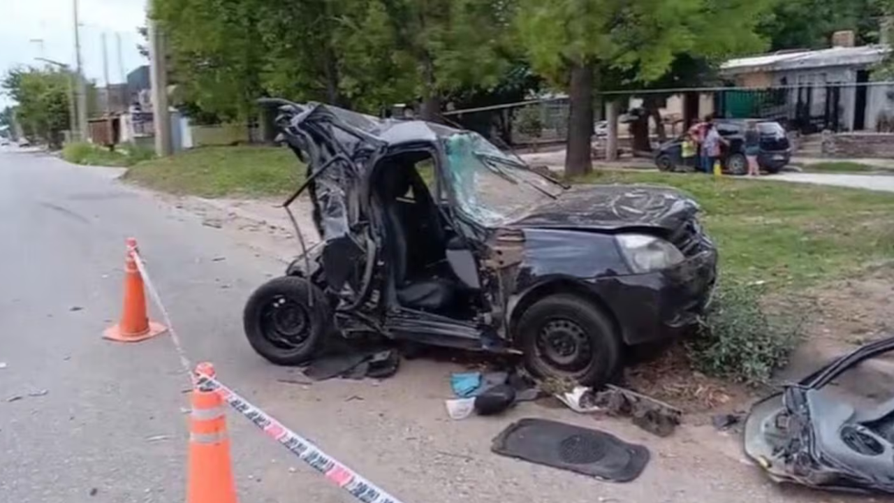 Las víctimas tenían 46 y 41 años. Tras el impacto, el conductor del vehículo perdió el control y se incrustó contra un poste.