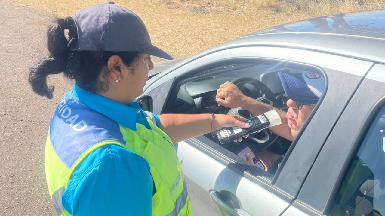 La Agencia sancionó a 966 conductores por circular con alcoholemia positiva en rutas del país. Los controles se realizan todos los días durante la temporada de verano.