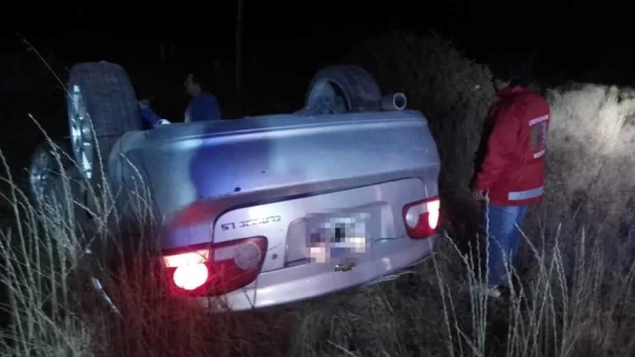 El conductor y su acompañante fueron trasladados al hospital en la noche del domingo. Cuando llegó la policía, el auto estaba con las cuatro ruedas hacia arriba.