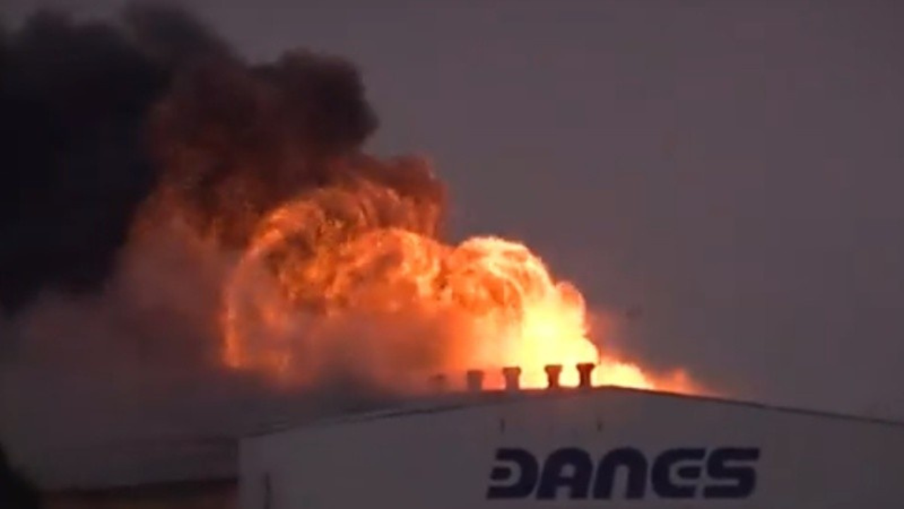 El fuego avanzó en una planta de la firma Danes, dedicada a la producción de tolvas y tanques cisterna. Trabajaban sobre el kilómetro 52 de la ruta A012 para el combate de los focos entrada la noche de este martes. No hubo heridos pero las pérdidas materiales fueron de consideración.