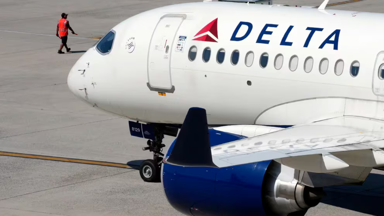 La reciente interrupción tecnológica expuso la vulnerabilidad de los sistemas de Delta Air Lines, provocando un caos que incluyó compensaciones y alojamientos masivos para los pasajeros varados.