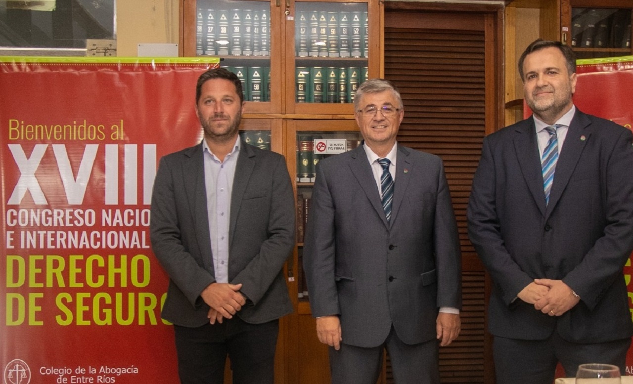 Se esperan más de 300 profesionales de la abogacía y productores de seguros en el Centro Provincial de Convenciones de Paraná. Estuvieron presentes el presidente del Colegio de la Abogacía de Entre Ríos, Alejandro Canavesio, el presidente del Instituto de Derecho de Seguros del CAER y el secretario de Turismo de Paraná, Agustín Clavenzani.