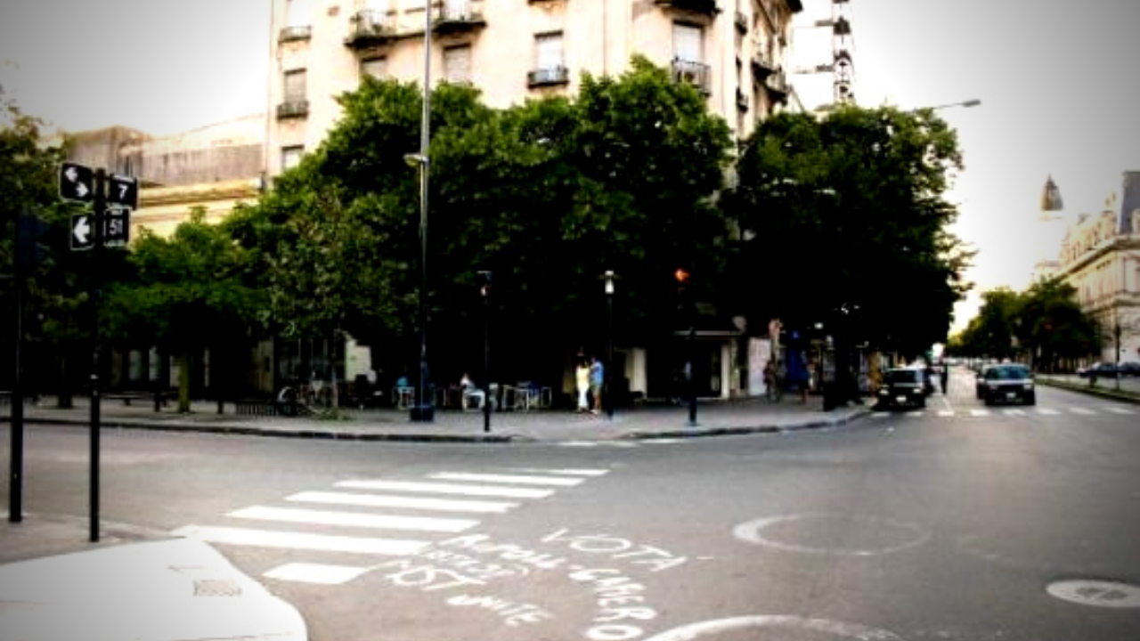 Un automovilista chocó a una moto en La Plata: el conductor huyó, mientras que el motociclista salió despedido y casi atropella a una persona que estaba esperando el colectivo. Gracias a sus reflejos, pudo saltar y esquivar al motociclista en el aire. A pesar del golpe ambos resultaron ilesos.