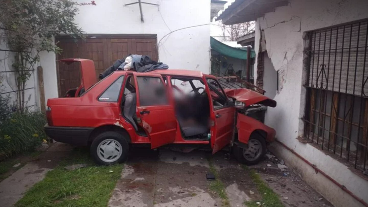 Un joven de 23 años murió tras chocar su auto Fiat Duna contra el paredón de una casa y las dos personas que lo acompañaban están internadas. El siniestro sucedió esta mañana en Mar del Plata. El conductor del rodado ya estaba sin vida cuando la policía llegó a la vivienda ubicada en la calle Galicia. Por su parte, los acompañantes fueron trasladados por el Same al Hospital Interzonal General de Agudos.