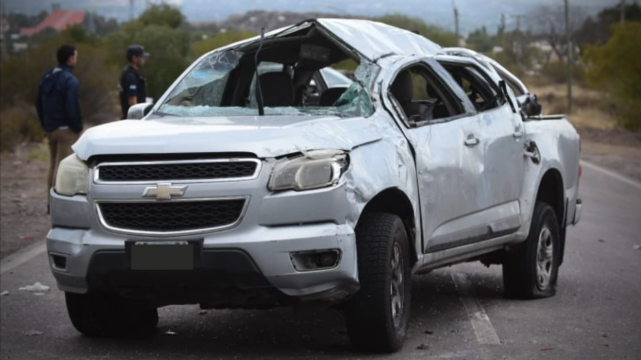 Iban a subir un cerro pero decidieron retornar por la amenaza de tormenta. El dramático relato de los ocupantes de la camioneta...