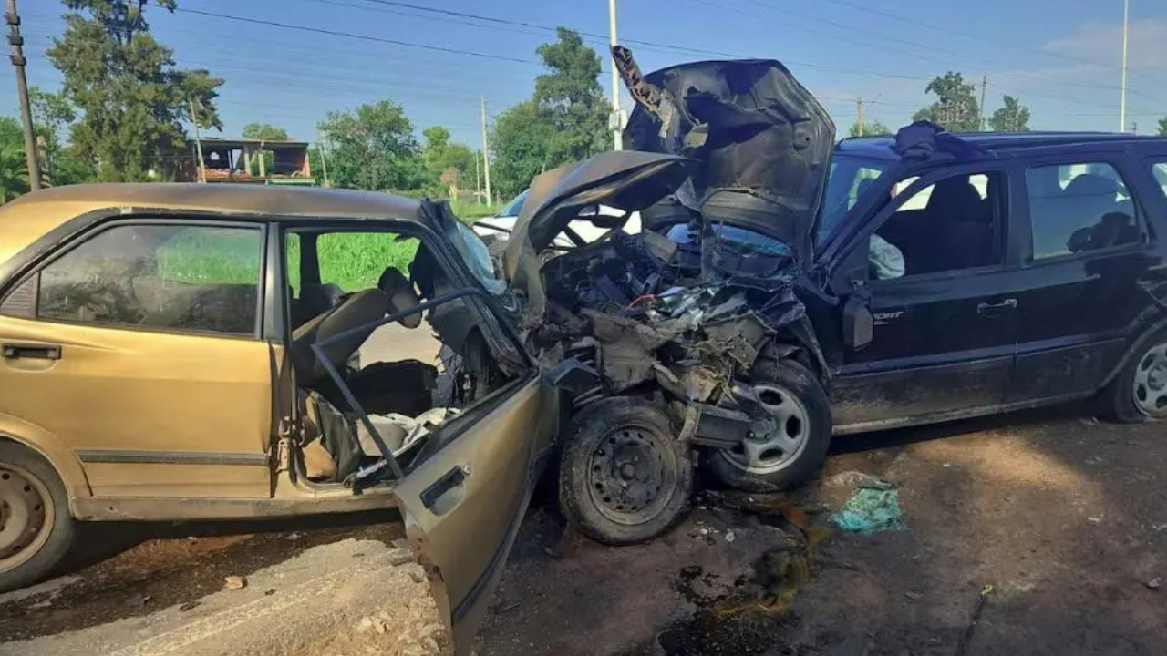 Un adolescente de 15 años, que conducía una Ford EcoSport, chocó de frente contra un Dodge 1500 en la intersección de Ruta 7 y calle Perú, en el partido bonaerense de General Rodríguez. Como consecuencia del impacto, el conductor del auto, identificado como Néstor Daniel Muñoz, de 53 años, falleció en el acto.