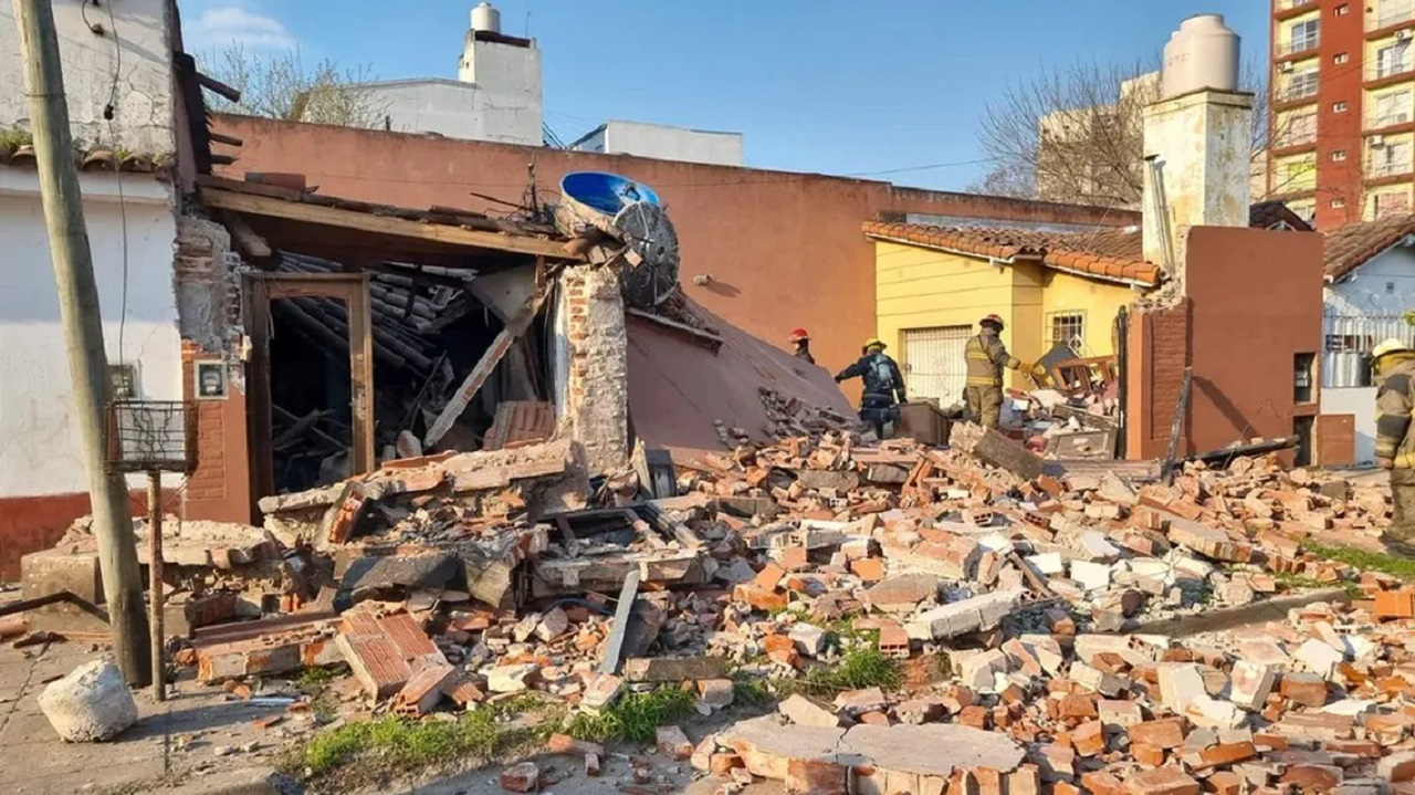 El hecho ocurrió por el mal accionar de unos obreros que perforaron una red de gas, afortunadamente no hay heridos. Los vecinos se auto-evacuaron.