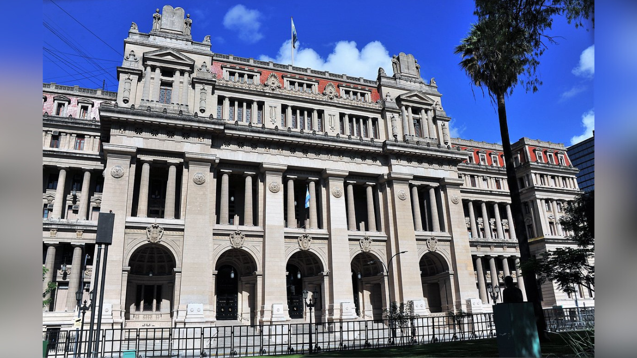 Con el voto de un conjuez el Máximo Tribunal de nuestro país alcanzó una nueva mayoría y mantuvo el precedente "Flores", fijando que los límites del seguro automotor son oponibles a la víctima de un accidente de tránsito.