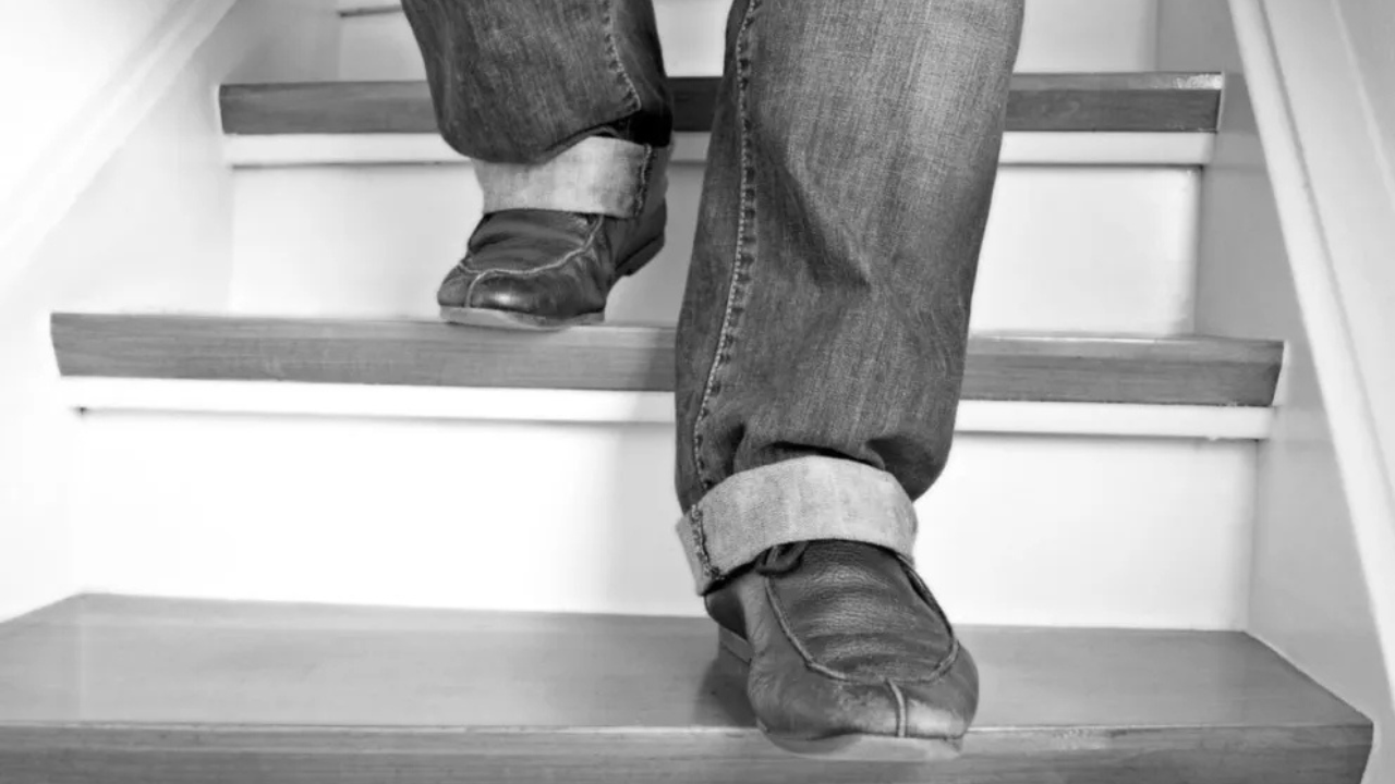 Un juez de Neuquén condenó a una iglesia evangélica a indemnizar a un hombre que sufrió una fractura y una incapacidad del 30% tras un accidente mientras colaboraba en los preparativos de una actividad.