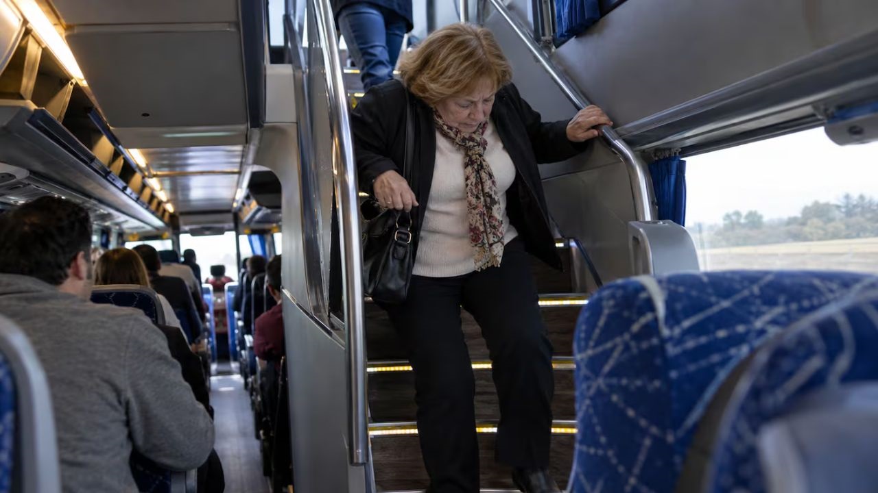 La pasajera cayó mientras intentaba cambiarse de asiento con el colectivo en movimiento. Una pericia determinó que quedó con una incapacidad permanente del 54,6% y la Justicia responsabilizó a la empresa de transporte.