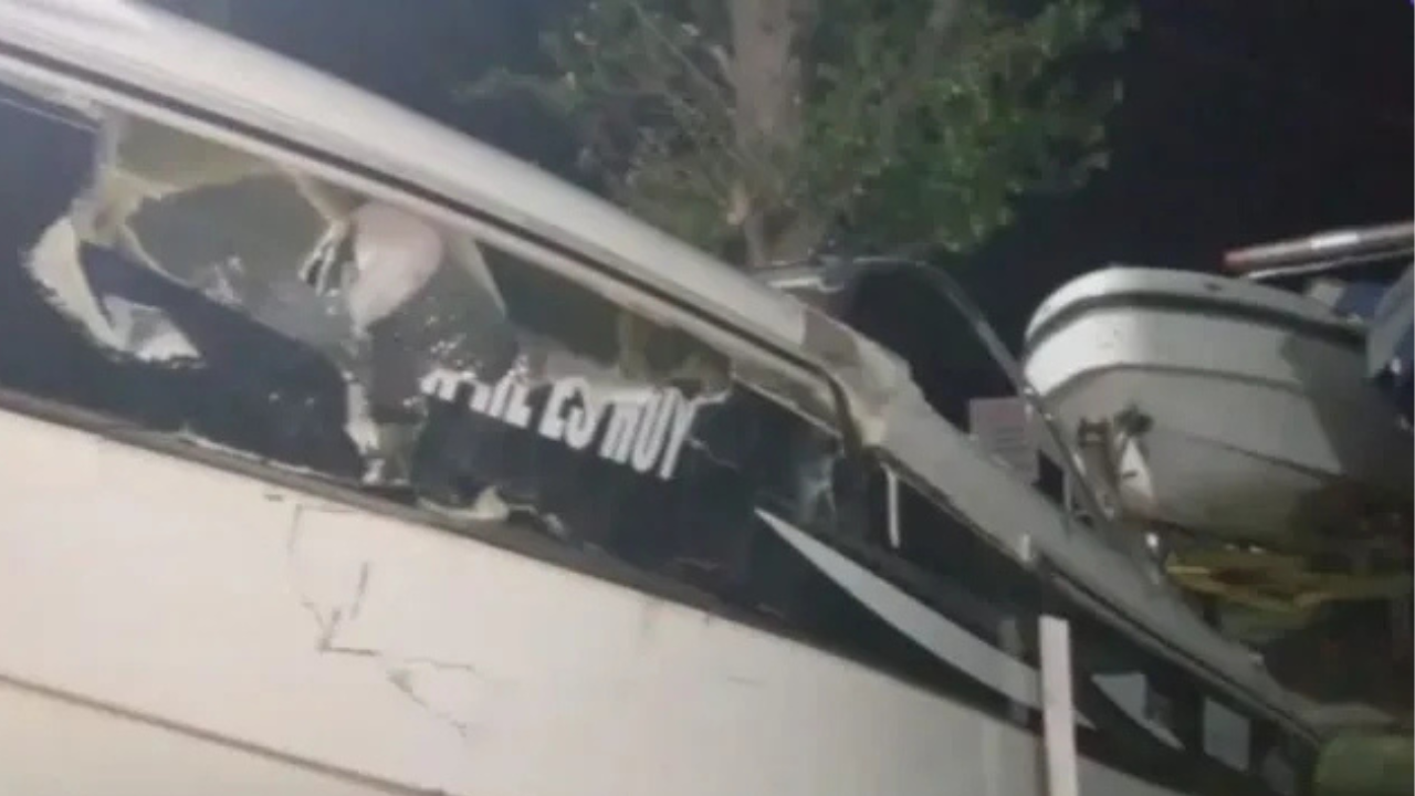 El siniestro ocurrió el viernes frente al arroyo Ludueña cuando una lancha embistió a otra. El nene de 10 años está en terapia intensiva con fracturas graves.