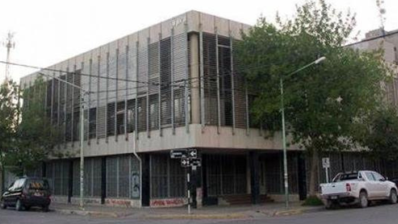 Atardecía en pleno verano y todavía había claridad. Por eso la mujer optó por no guardar el coche y lo dejó en la puerta de su casa en la calle La Esmeralda de Cipolletti.