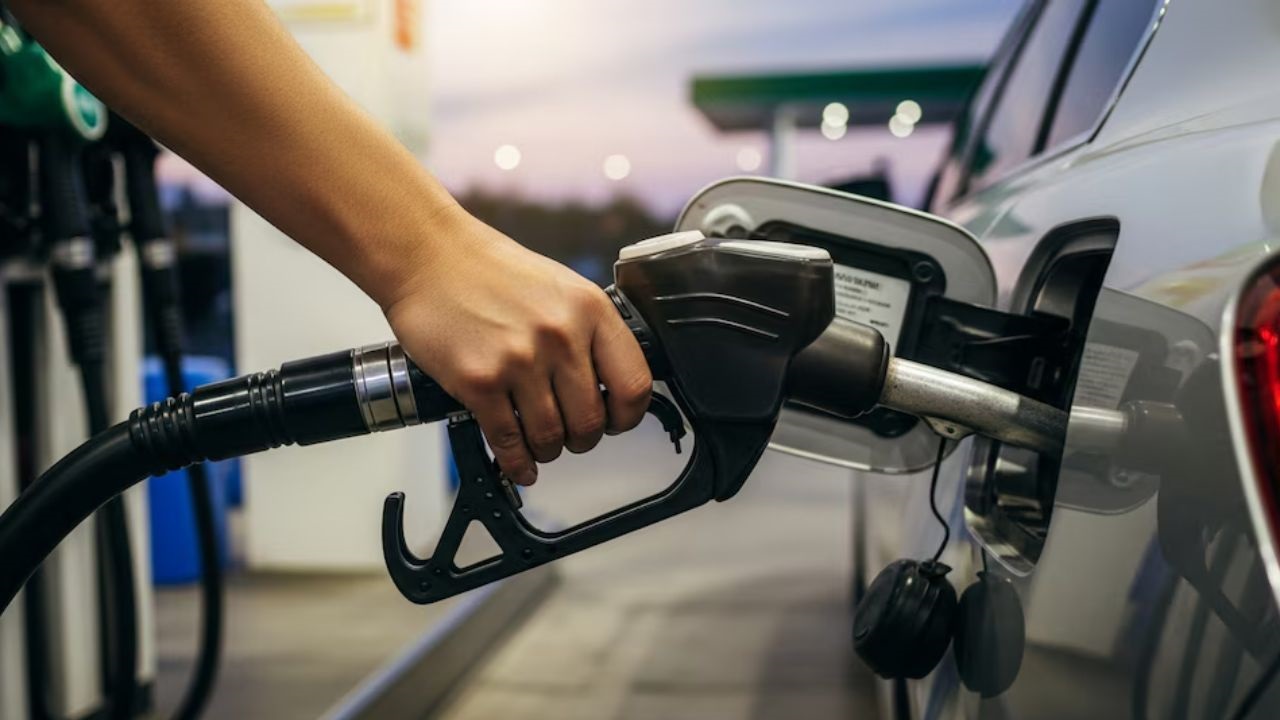 Hace diez años, un conductor llevó su Chevrolet Meriva a una estación de servicio de La Plata, donde le cargaron el combustible equivocado y el motor sufrió graves averías a las pocas cuadras. El tribunal condenó a la empresa a pagar $13,6 millones más intereses y basó su decisión en un informe técnico del CESVI, que vinculó de manera directa la falla de los inyectores, la bomba y el turbo con el error del empleado.