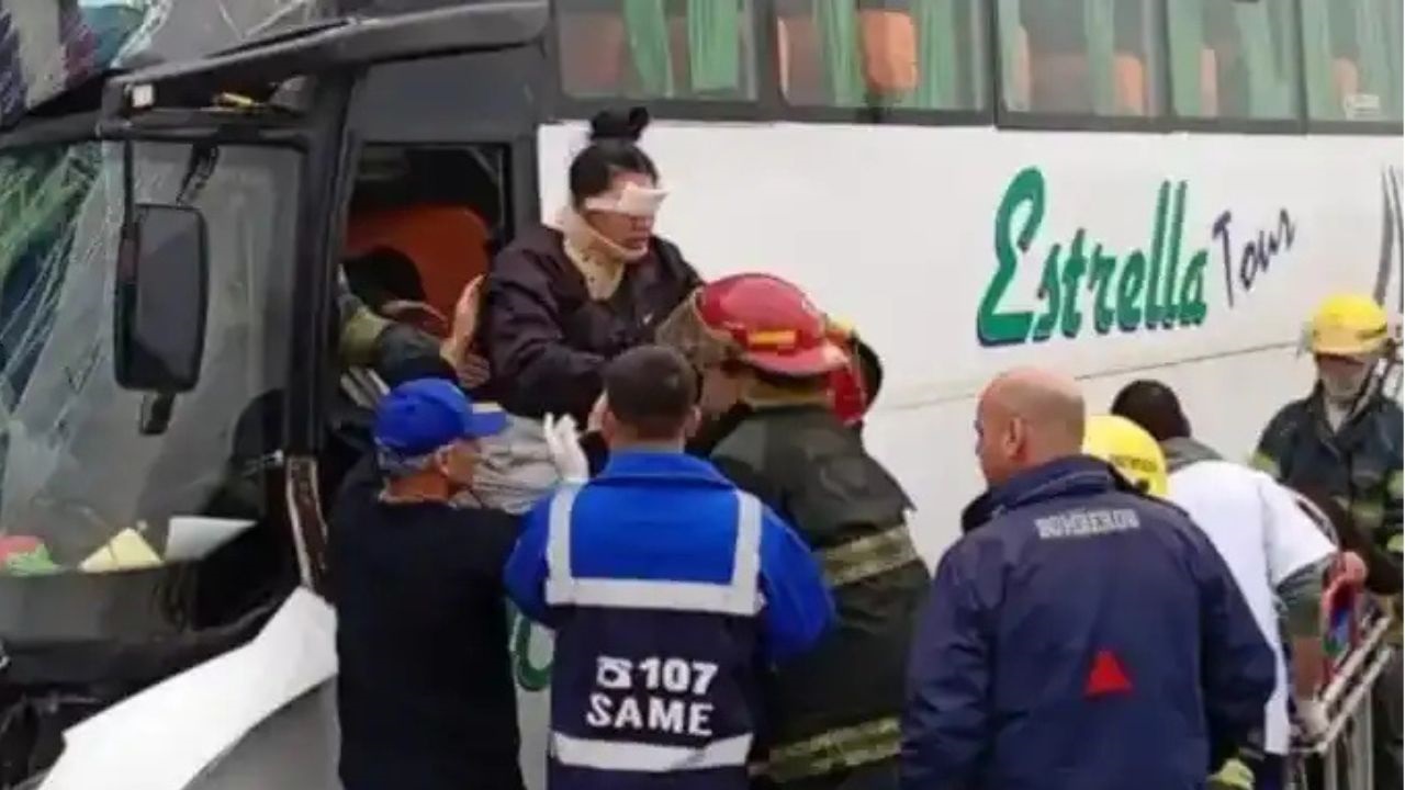 Un micro de pasajeros colisionó contra un transporte de carga debido a las demoras generadas por una obra en la calzada, dejando como saldo a varias personas hospitalizadas.