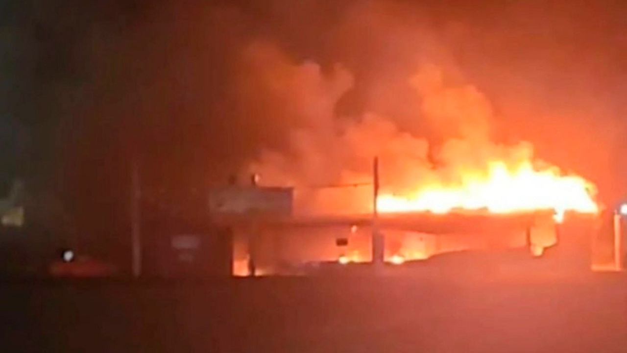 Un hombre de 41 años de Santa Rosa perdió la vida de manera trágica. Todo ocurrió el viernes 12 de septiembre a la noche en un carrito de comidas ubicado en uno de los dos accesos a la localidad bonaerense de América.