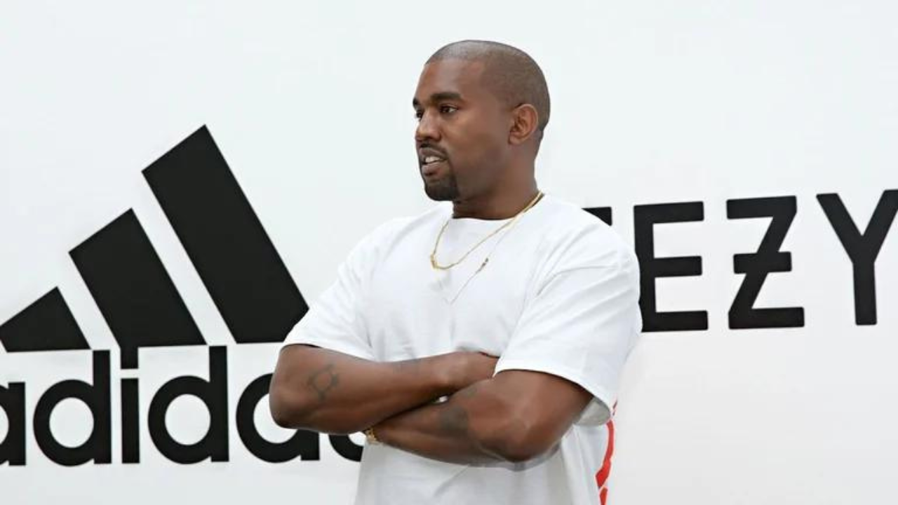 Sostienen que la empresa “ignoró los riesgos de un exceso de oferta de zapatillas de la marca Yeezy en caso de que la asociación terminara repentinamente”. Se estima que hay un desperdicio de 1.300 millones de dólares.