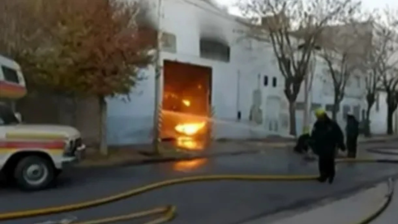 Por el siniestro se cortó la Ruta 3 y los bomberos evacuaron a los vecinos.
