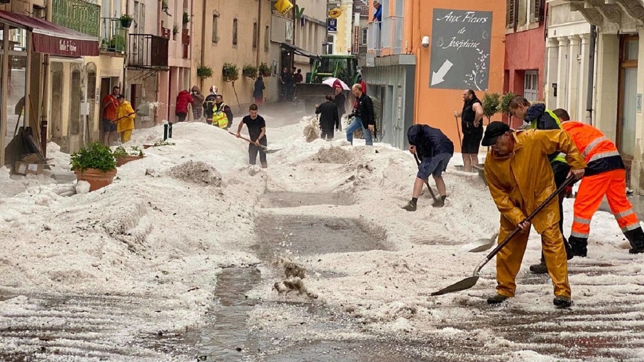 La cadena de tormentas que azotó varias regiones de Francia desde finales de mayo costará casi cuatro mil millones de euros, con casi un millón de reclamaciones de seguros, una situación que las compañías de seguros francesas dicen que no tiene precedentes.