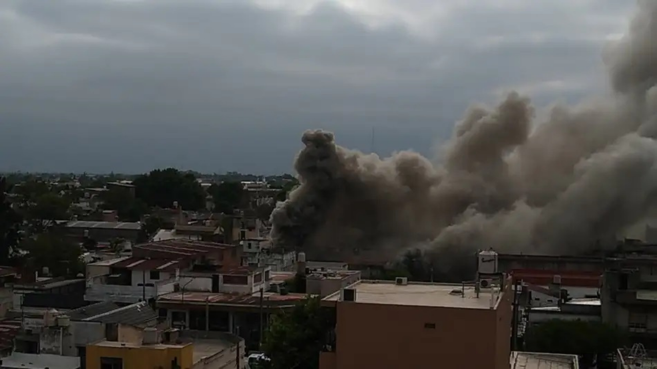 El incendio sucedió en la tarde del domingo y estuvo activo durante varias horas. Hasta allí llegaron dotaciones bomberos de diferentes lugares para sofocar las llamas.