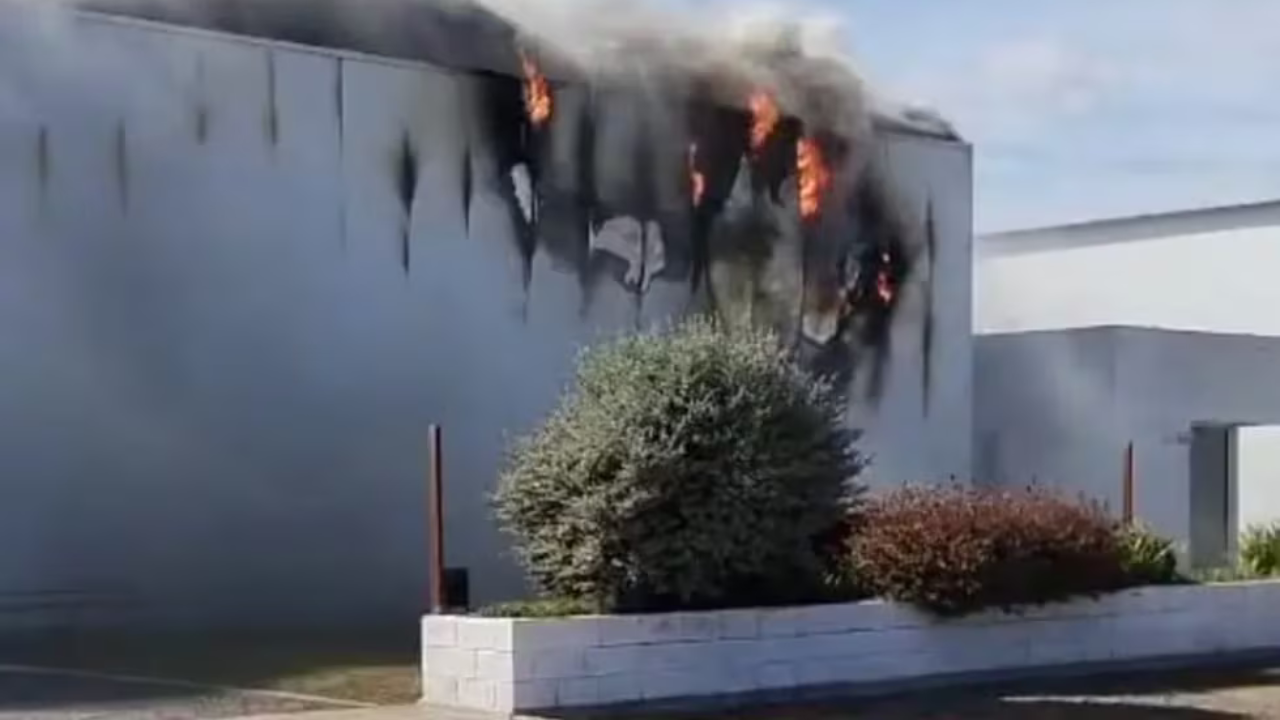 El incendio afectó casi por completo las instalaciones de producción de chizitos, papitas y palitos, en el parque industrial.