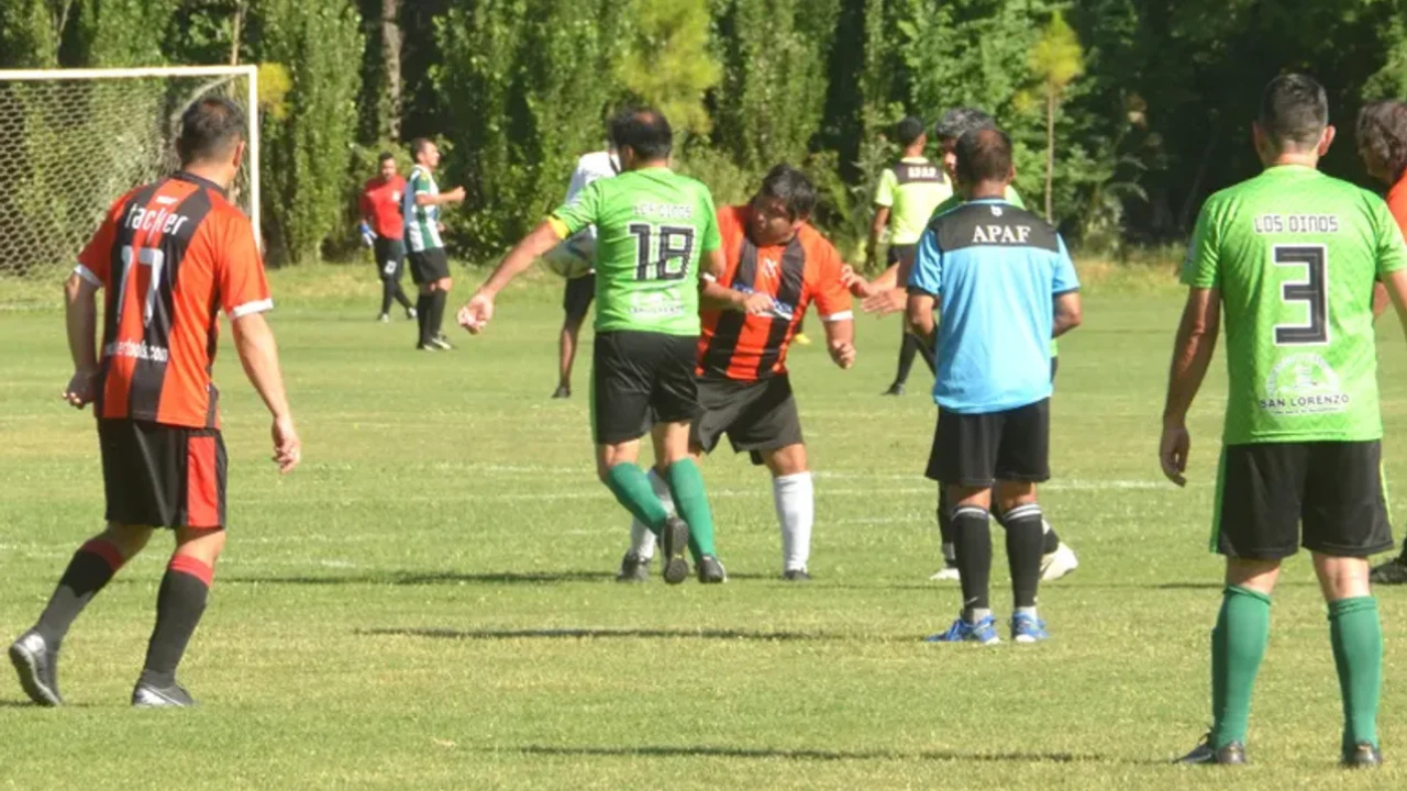 Un jugador sufrió fracturas en el rostro tras ser agredido por su rival, quien fue demandado junto al organizador del torneo y las aseguradoras.