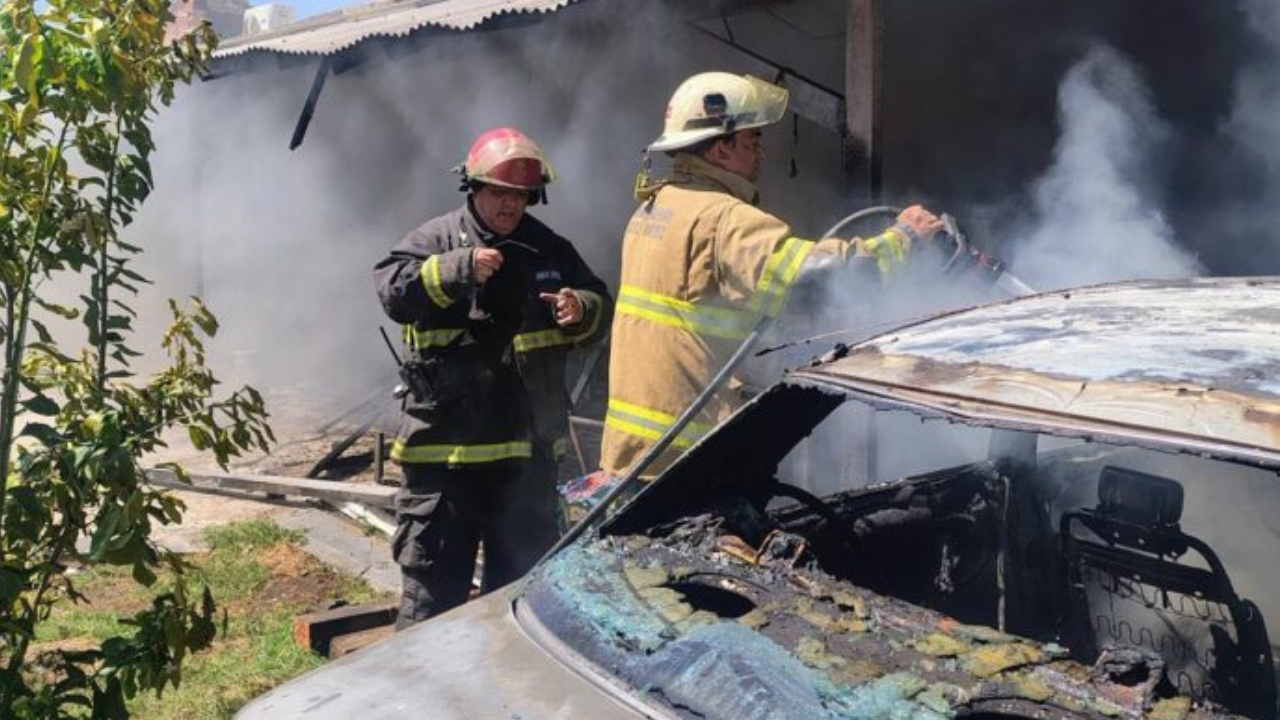 Se prendió fuego un taller mecánico de Almirante Brown. "El incendio provocó serios daños en vehículos que se encontraban en reparación y en las instalaciones", informaron los Bomberos.
