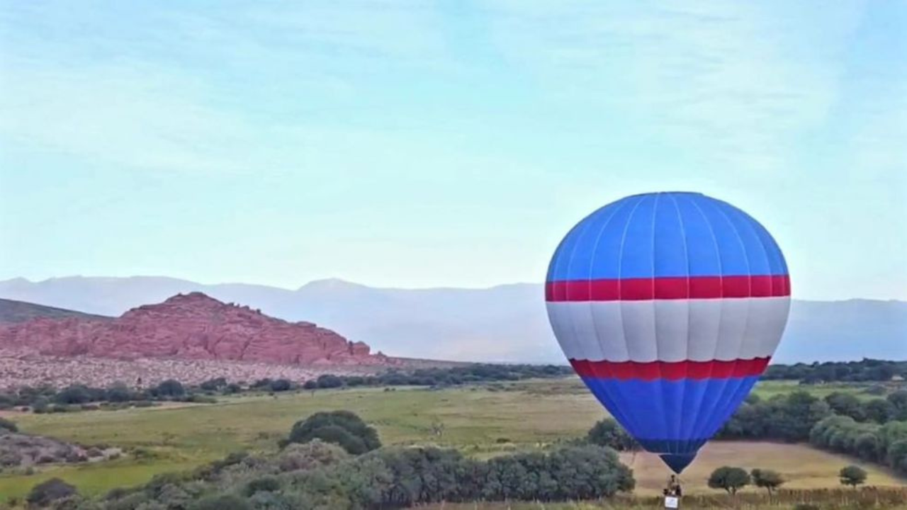 Por una mala maniobra que realizó el vehículo, el mismo se precipitó hacia el suelo salteño con tres turistas arriba. Debido al choque, los valles calchaquíes quedaron sin luz.