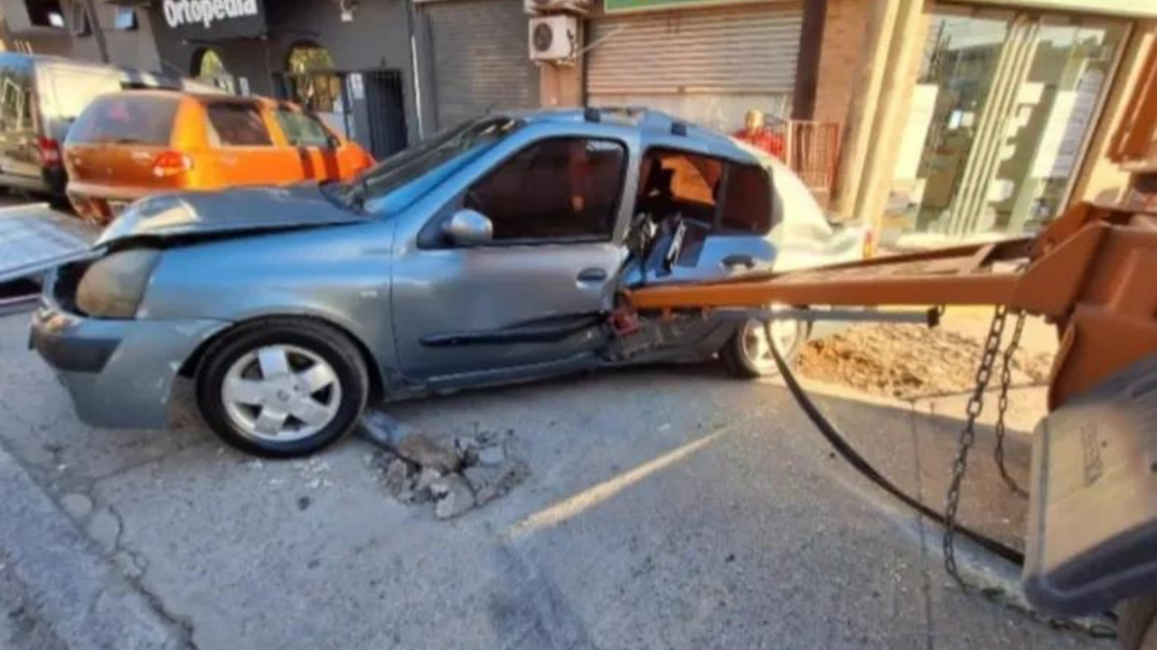 Impactó contra un auto y una moto que estaban estacionados. Provocó además la caída de dos postes. Sin heridos.