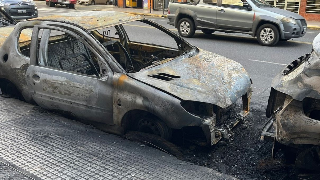 Además, la marquesina de un comercio y siete contenedores de basura se vieron afectados por las llamas.