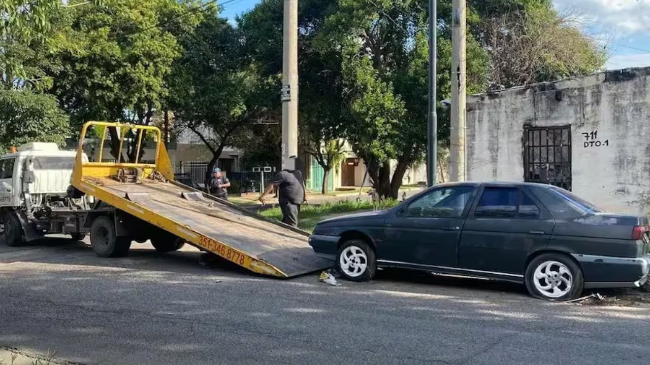 El ladrón había llamado a un servicio de auxilio mecánico para que envíe una grúa al barrio California.