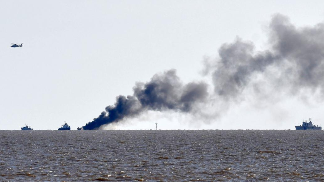 Se trata de una embarcación deportiva que había partido de la localidad bonaerense de San Fernando. Las personas fueron rescatadas en buen estado de salud por otro barco que navegaba en las cercanías. La Prefectura Naval Argentina desplegó un operativo en la zona...