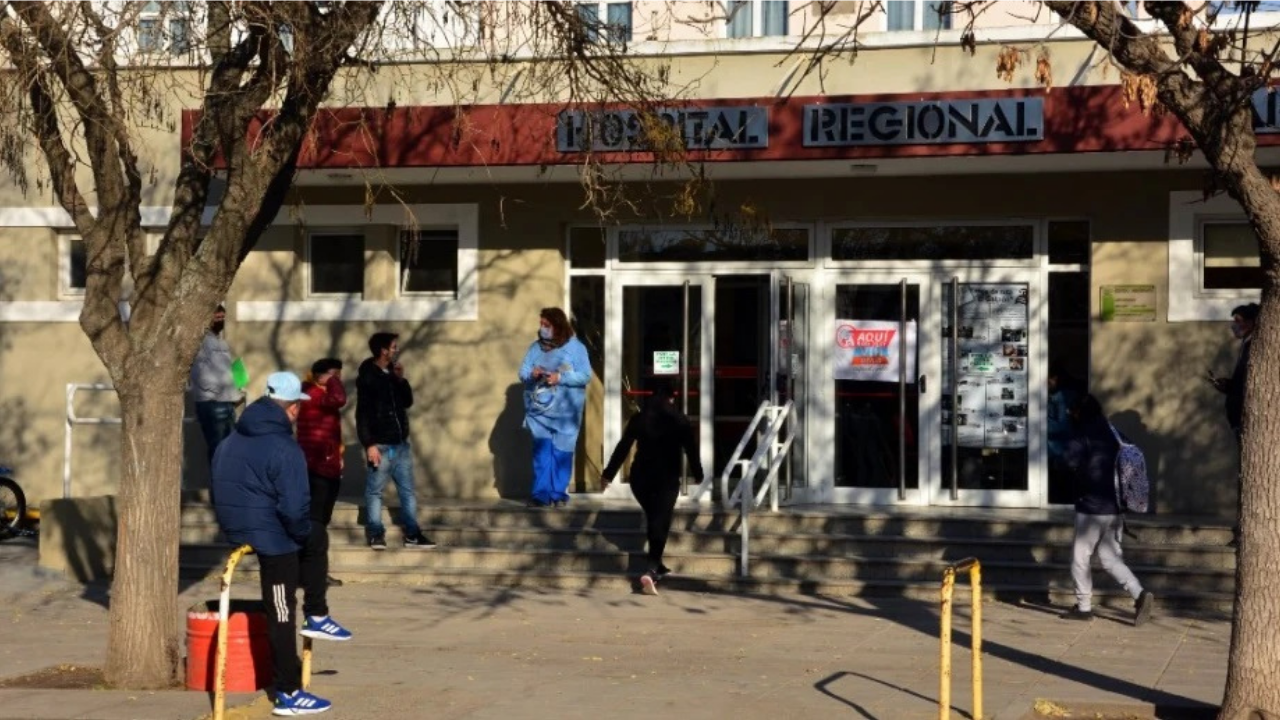 El hecho ocurrió en septiembre de 2019. El niño había ingresado por un cuadro febril y neumonía al nosocomio de Viedma. Pero por una mala práxis quedó caudripléjico.