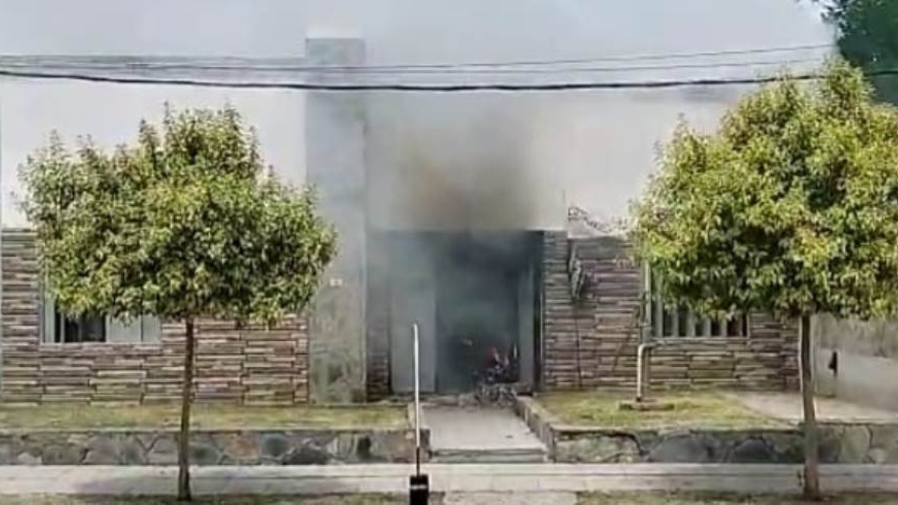 Ocurrió el sábado a la tarde, y el humo provocó pánico entre los vecinos de la zona ya que al lado de esa vivienda funciona un importante supermercado y a menos de una cuadra hay una estación de servicio...