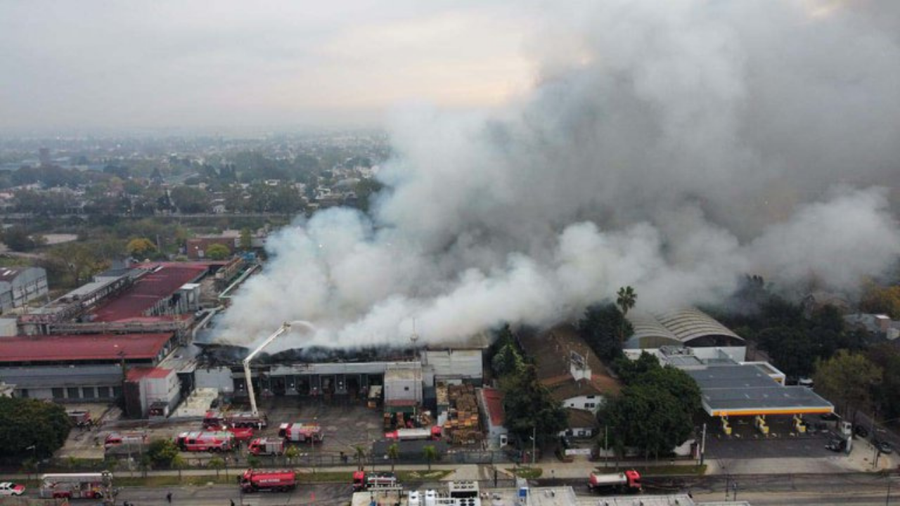 El fuego se inició en un depósito de cartones poco antes de las 21 del último domingo. Hasta el momento no se reportaron heridos. Trabajaron en el lugar 20 dotaciones de bomberos.