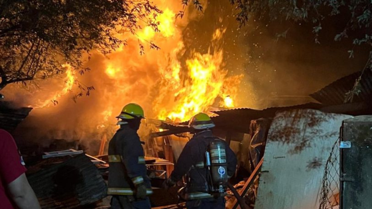 Un incendio de grandes proporciones arrasó con una carpintería en el Barrio Schuster, Oberá, causando la pérdida de 45.000 pies de madera aserrada. Afortunadamente, no hubo víctimas, pero los daños materiales son considerables.