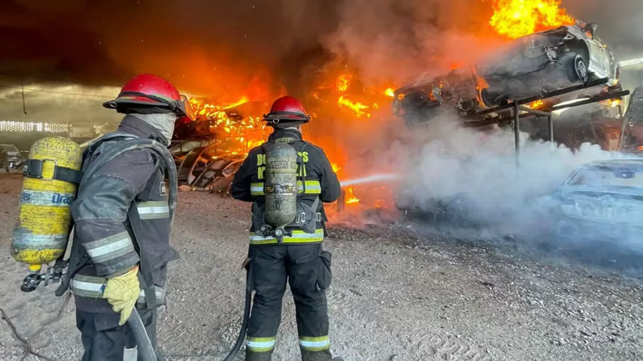 El foco ígneo comenzó cerca de las 14, en Estanislao Zeballos 3401. Las llamas cubrieron casi todo el edificio y hasta derrumbó una pared. Trabajan bomberos en el lugar.