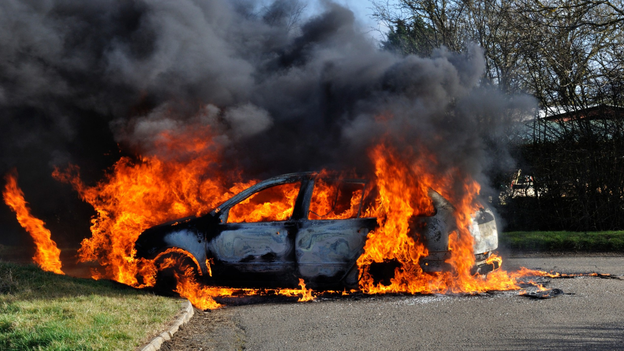 Tras el paso del huracán Ian por Florida (EE UU), muchos coches que estaban sumergidos se han incendiado al salir a la superficie...