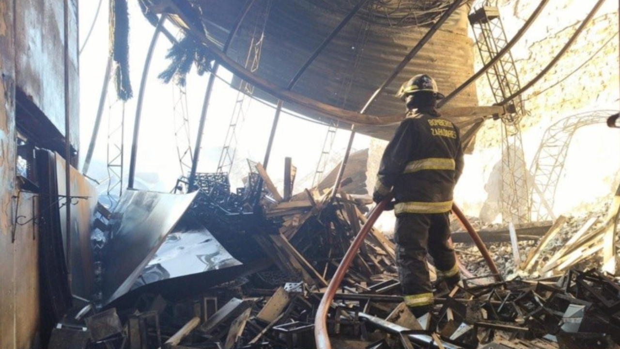 Se trata del galpón de Ilumros, ubicado en calle Thorne al 5500, en el barrio Plata. El calor afectó a domicilios linderos. Trabajaron varias dotaciones de Bomberos para sofocar el fuego.