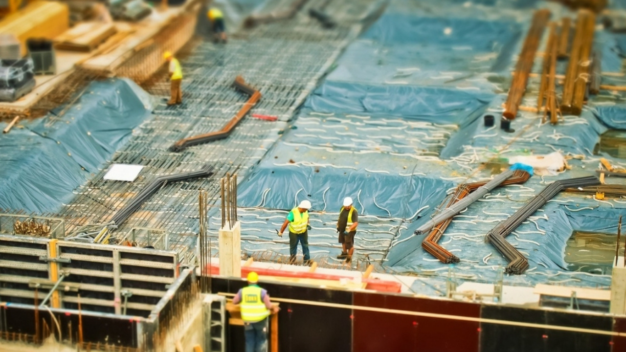 La Cámara Civil falló a favor de una mujer por los daños y perjuicios que sufrió mientras circulaba por la vía pública, por la caída de un objeto desde un piso superior de una obra en construcción.