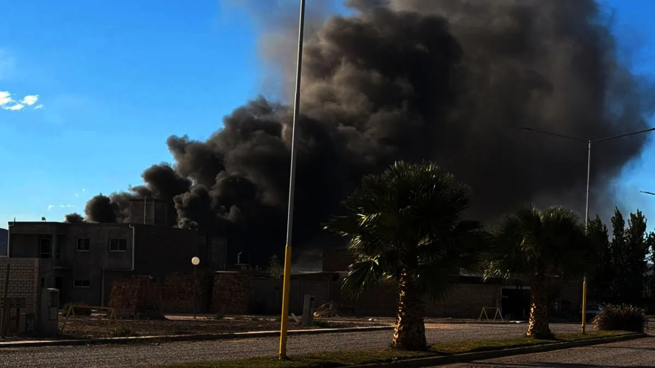 La Justicia confirmó que el siniestro se originó en los depósitos de la empresa Eco San Juan S.A. Aunque no se registraron heridos, el fuego destruyó maquinaria e insumos de alto valor.