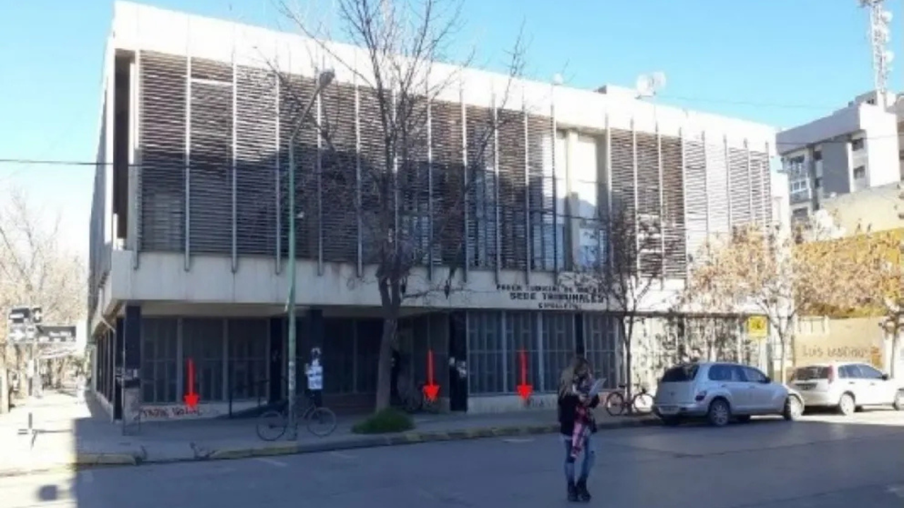 La Justicia ordenó a una aseguradora a indemnizar a un cliente luego de negarle cobertura tras el hallazgo de su camioneta hundida en el río Negro.