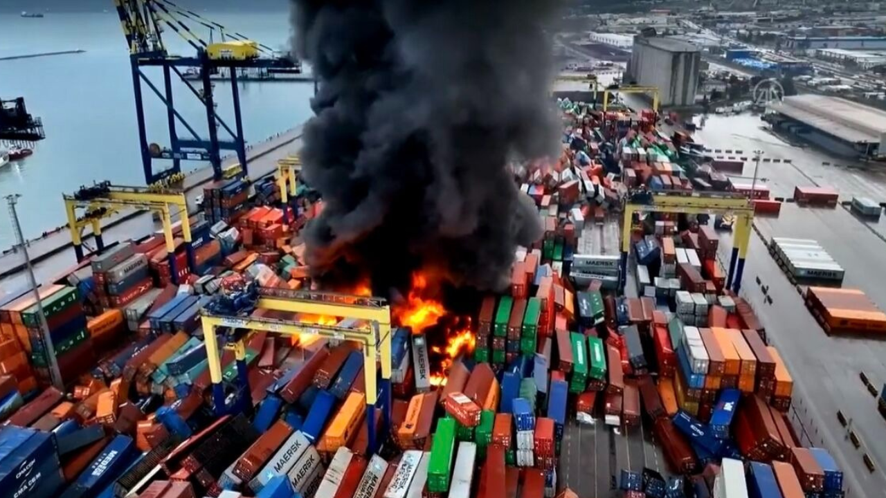 El incendio declarado en el puerto de Iskenderun, una ciudad conocida también en español como Alejandreta y situada en la costa mediterránea, lleva tres días sin poder controlarse y complica el envío de ayuda a la provincia turca de Hatay, una de las más afectadas por el terremoto del lunes pasado.