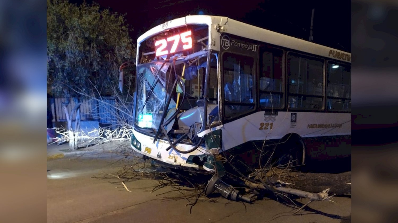 Un joven salió a dar una vuelta durante la madrugada del último martes, y terminó impactando contra una formación del 275. El conductor del vehículo y el chofer resultaron heridos.