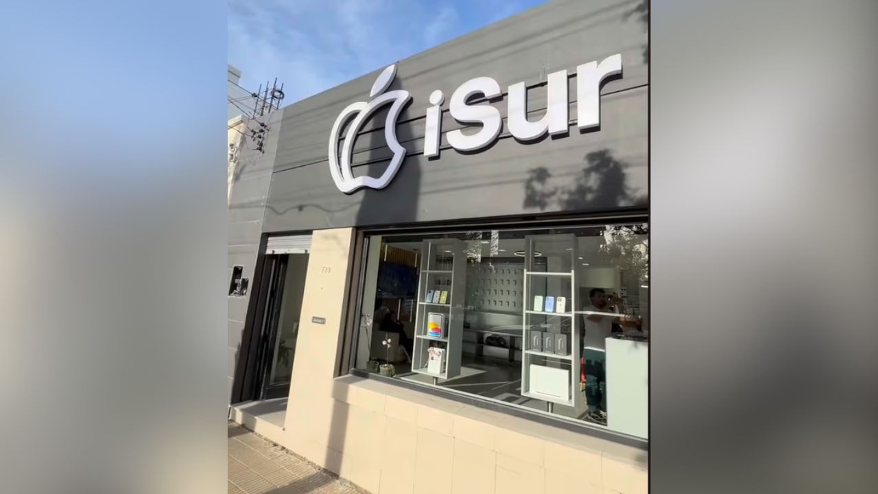 Los ladrones ingresaron a un reconocido local de telefonía, encerraron a una empleada y a una clienta y escaparon sin dejar heridos. La Policía analiza cámaras de seguridad.